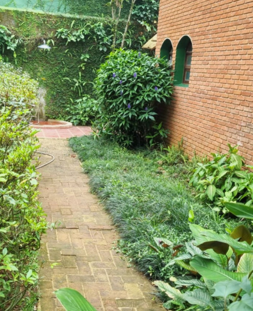 Caminho de tijolos entre a casa e o jardim