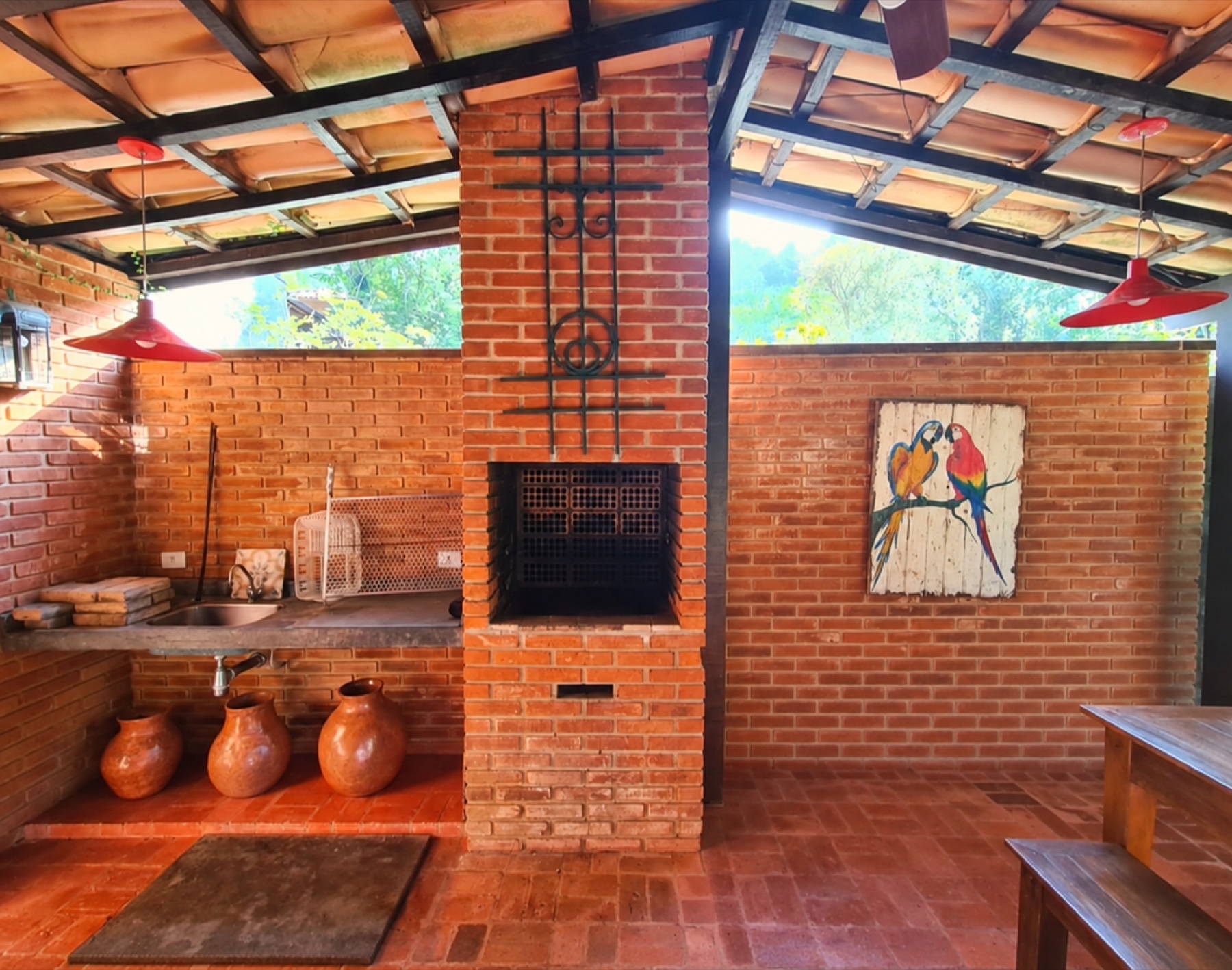 Churrasqueira de tijolos no espaço gourmet coberto