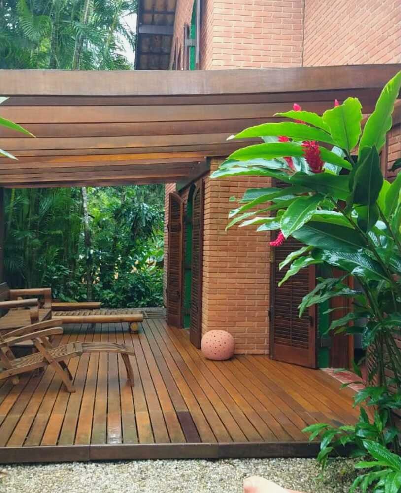Deck de madeira na frente da casa