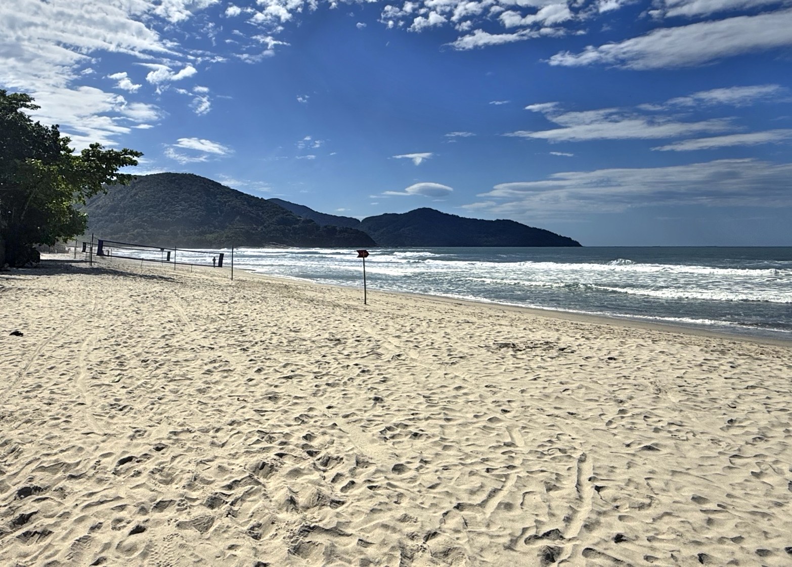 Praia de Camburi vista para o outro lado, com morros ao fundo