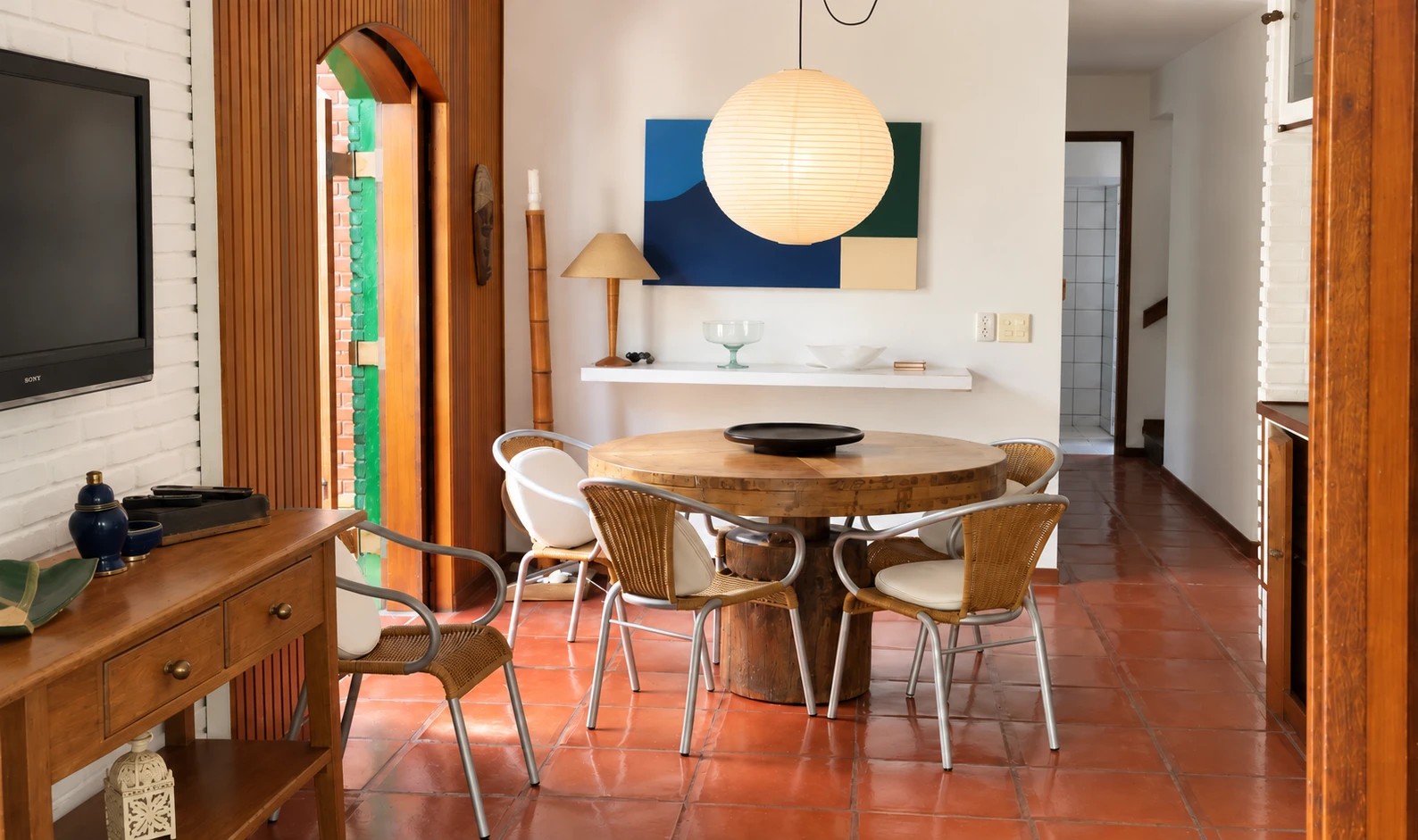 Sala de jantar com mesa redonda de roda de moinho
